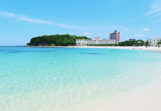 白い砂浜と青い海が広がる白浜町